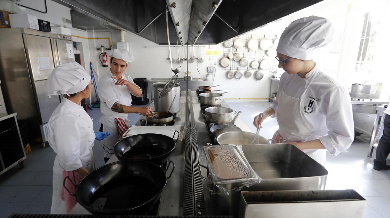 Alumnos en un curso de Formación Profesional de restauración en Córdoba