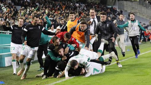 La plantilla celebra el triunfo ante el Extremadura