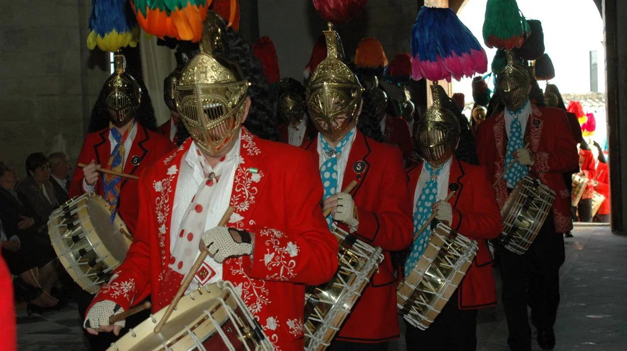 Los tradicionales colinegros de Baena en una de sus salidas de Semana Santa
