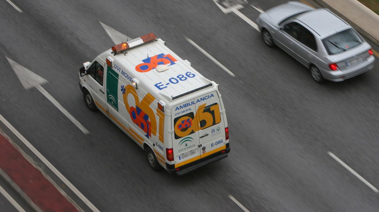 Una ambulancia del 061 circulando por la carretera