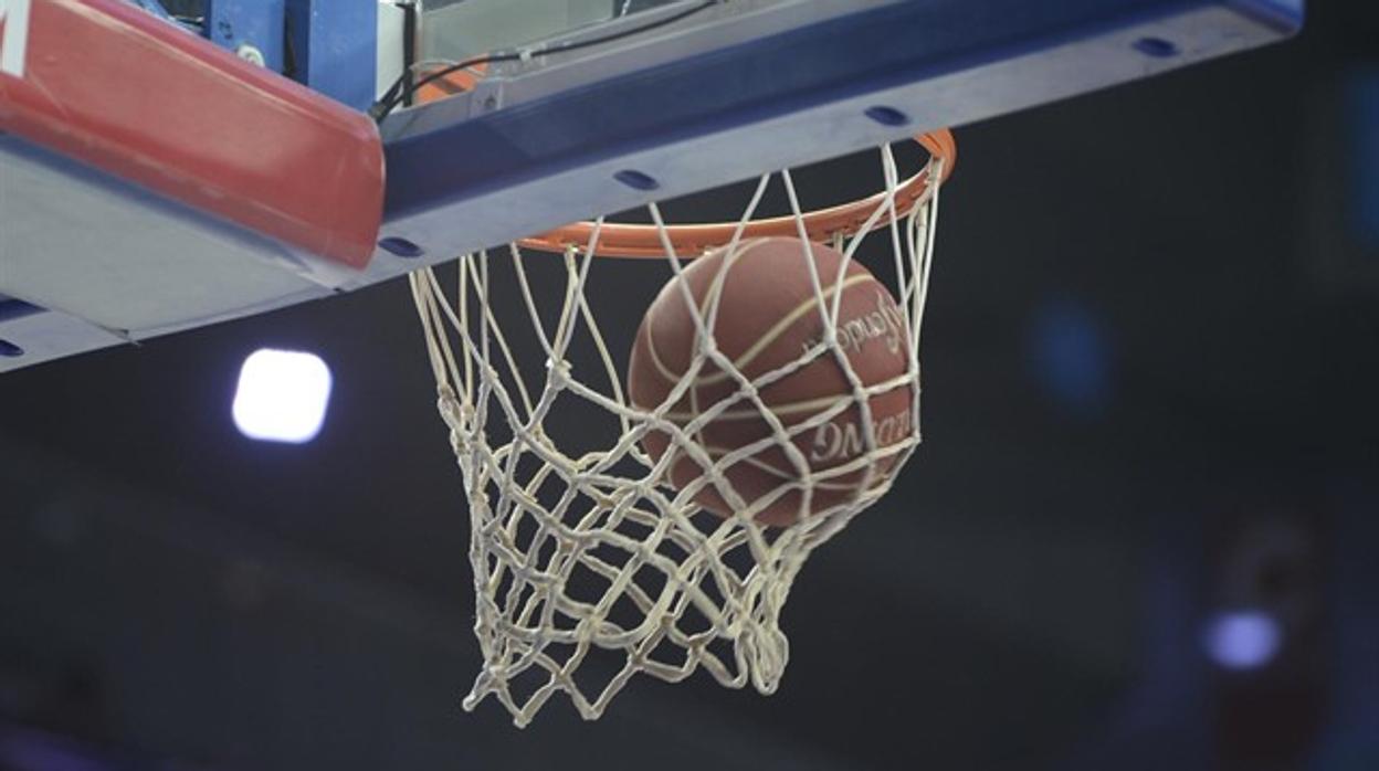 Jugar al baloncesto mejora significativamente la visión, según un estudio de la UGR.