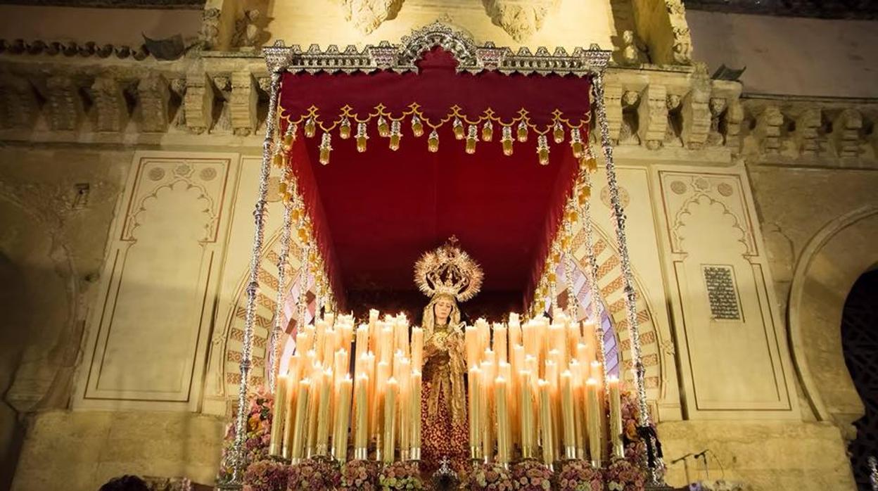 María Santísima del Rocío y Lágrimas sale de la Mezquita-Catedral en la Semana Santa del 2018