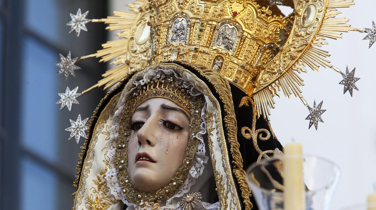 Nuestra Señora de los Dolores de Córdoba durante su salida procesional el Viernes Santo del 2016