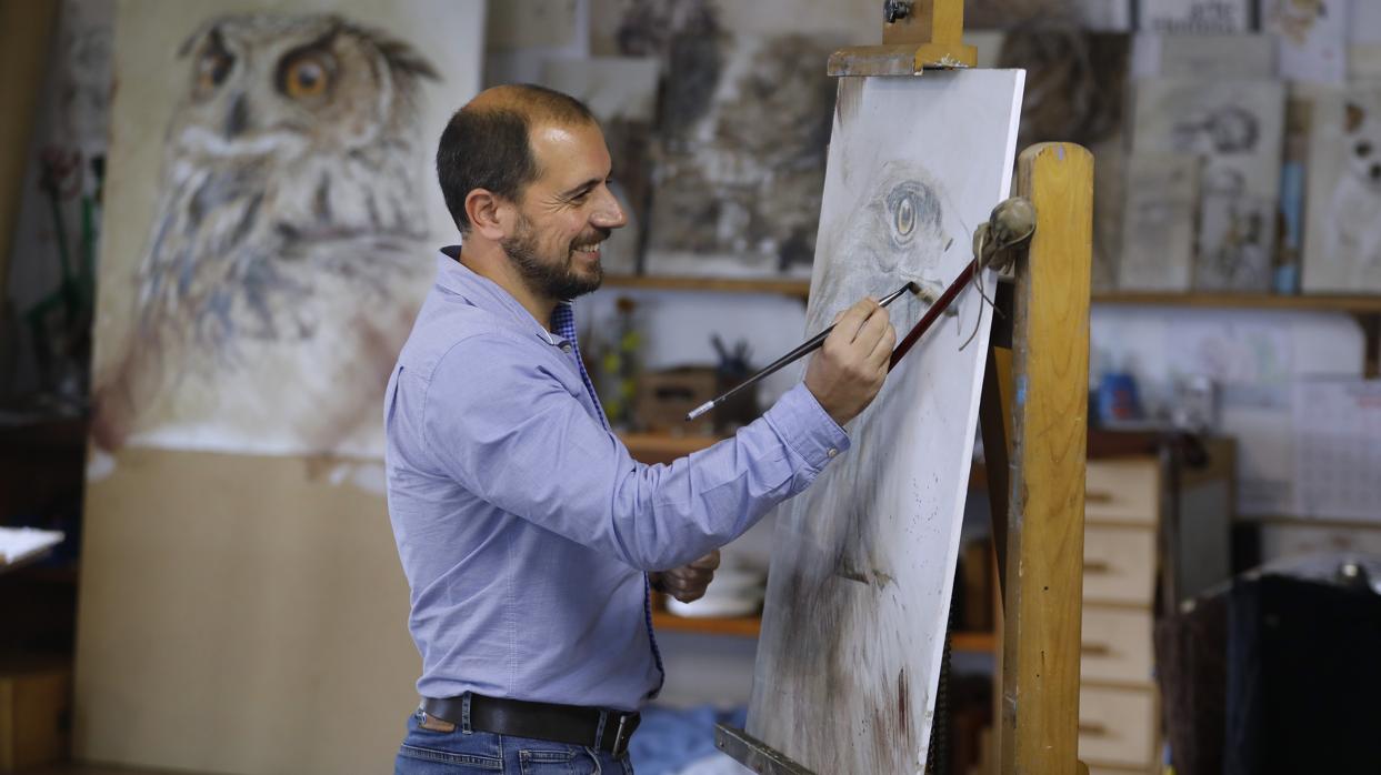 Antonio Briega en el estudio de pintura de Fernando Herrera del que es discípulo