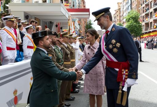 El Rey saluda al guardia civil Antonio Briega en el Día de las Fuerzas Armadas en Logroño