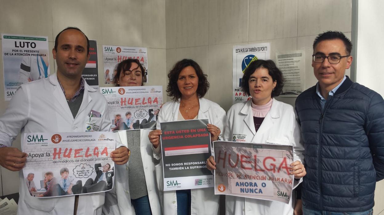 Médicos apoyando la huelga en un ambulatorio de Málaga