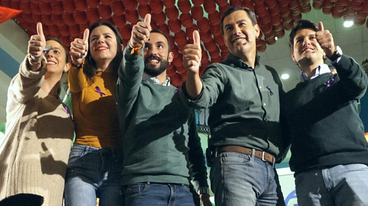 Juanma Moreno junto a miembros de Nuevas Generaciones del PP en Málaga