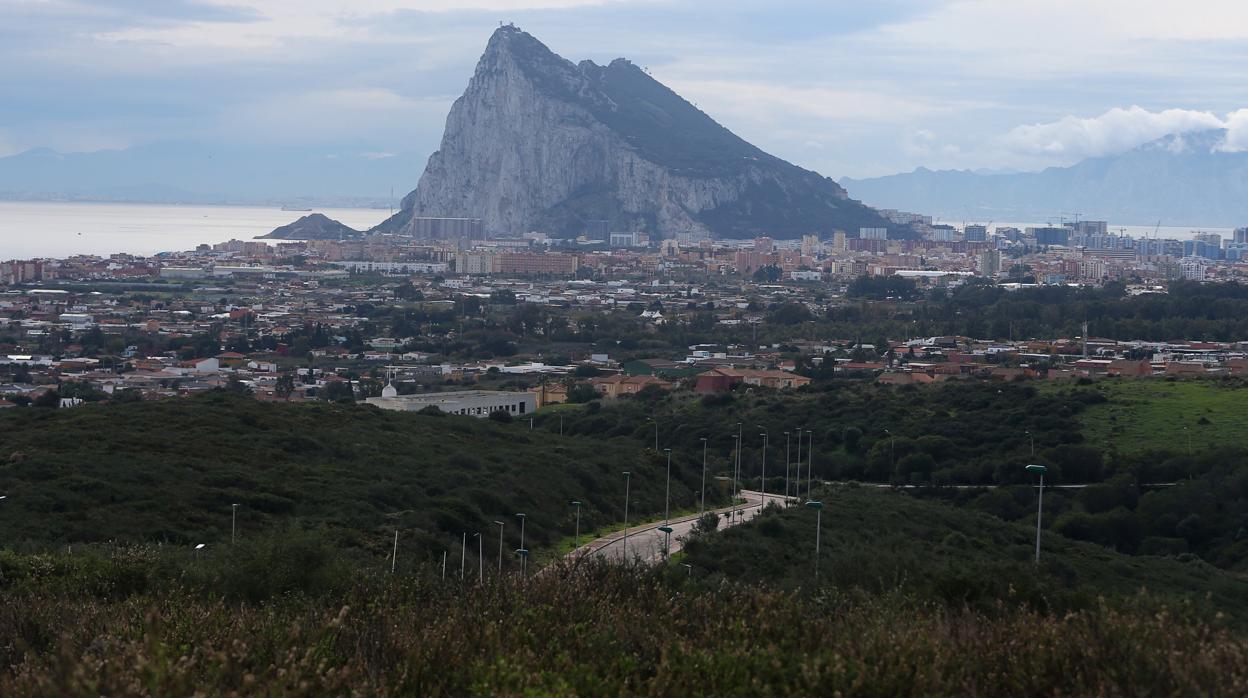 Imagen panorámica de La Línea de la Concepción, con Gibraltar al fondo.