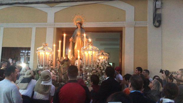 La Virgen de la Medalla del colegio de la Milagrosa de Córdoba recorre las calles del Centro de la ciudad