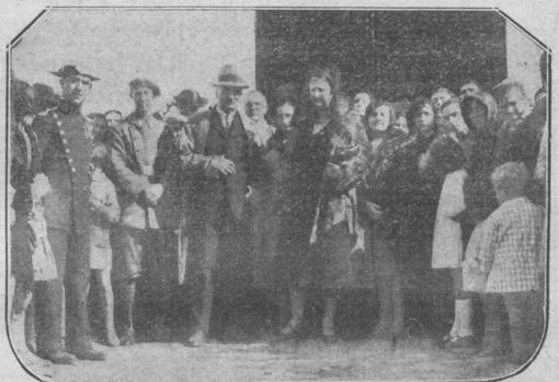 Los Infantes D. Carlos y Dª Luisa de Orleans esperan a la Hermandad de Triana en su peregrinación extraordinaria a Almonte en 1930