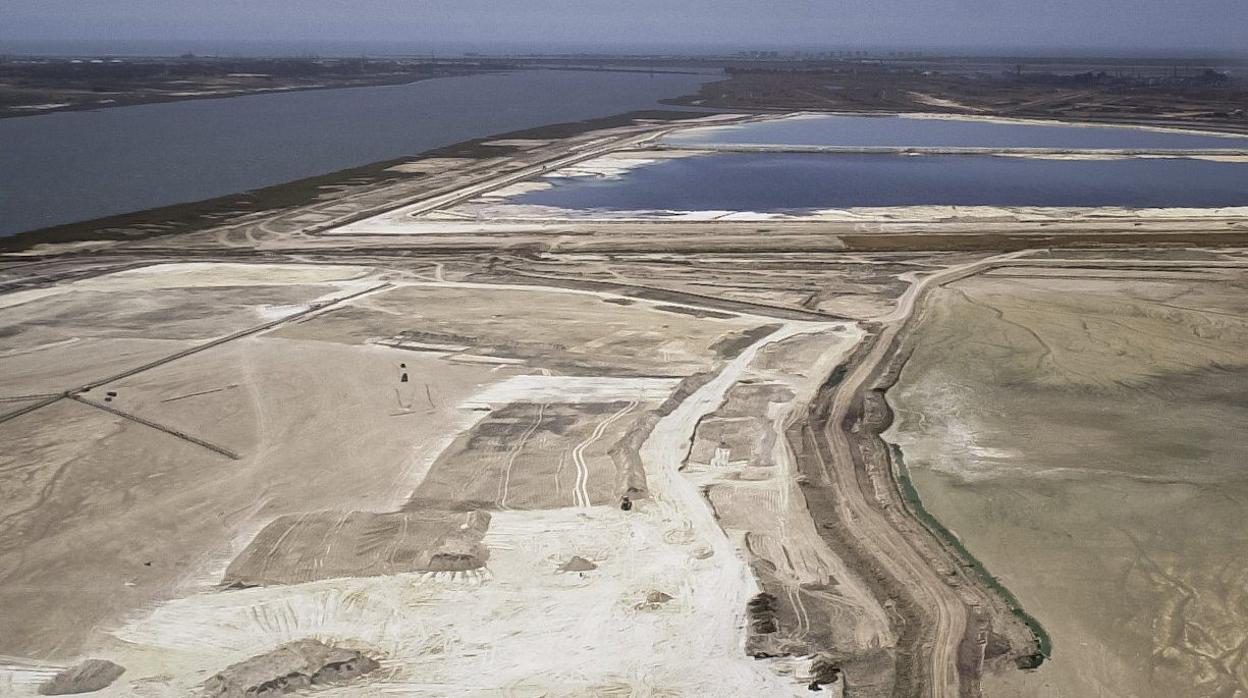 Vista aérea de la zona de los apilamientos de fosfoyesos