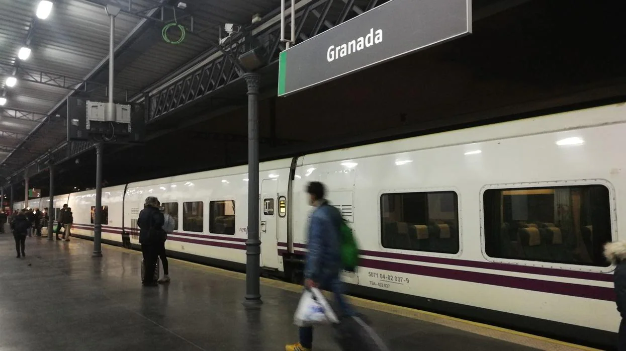 El tren ha salido desde Granada este lunes.