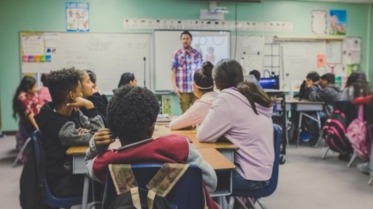 Profesor en un aula escolar