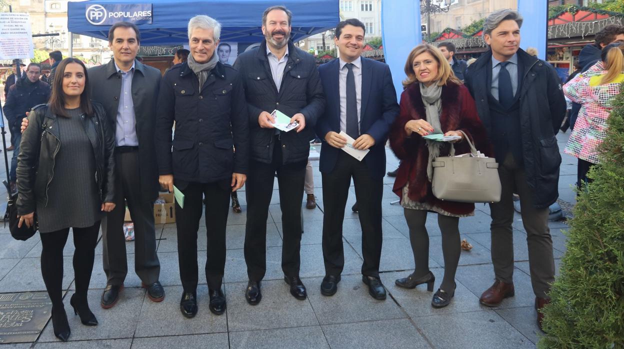 Suárez Illana (tercero por la izquierda), en un acto del PP cordobés