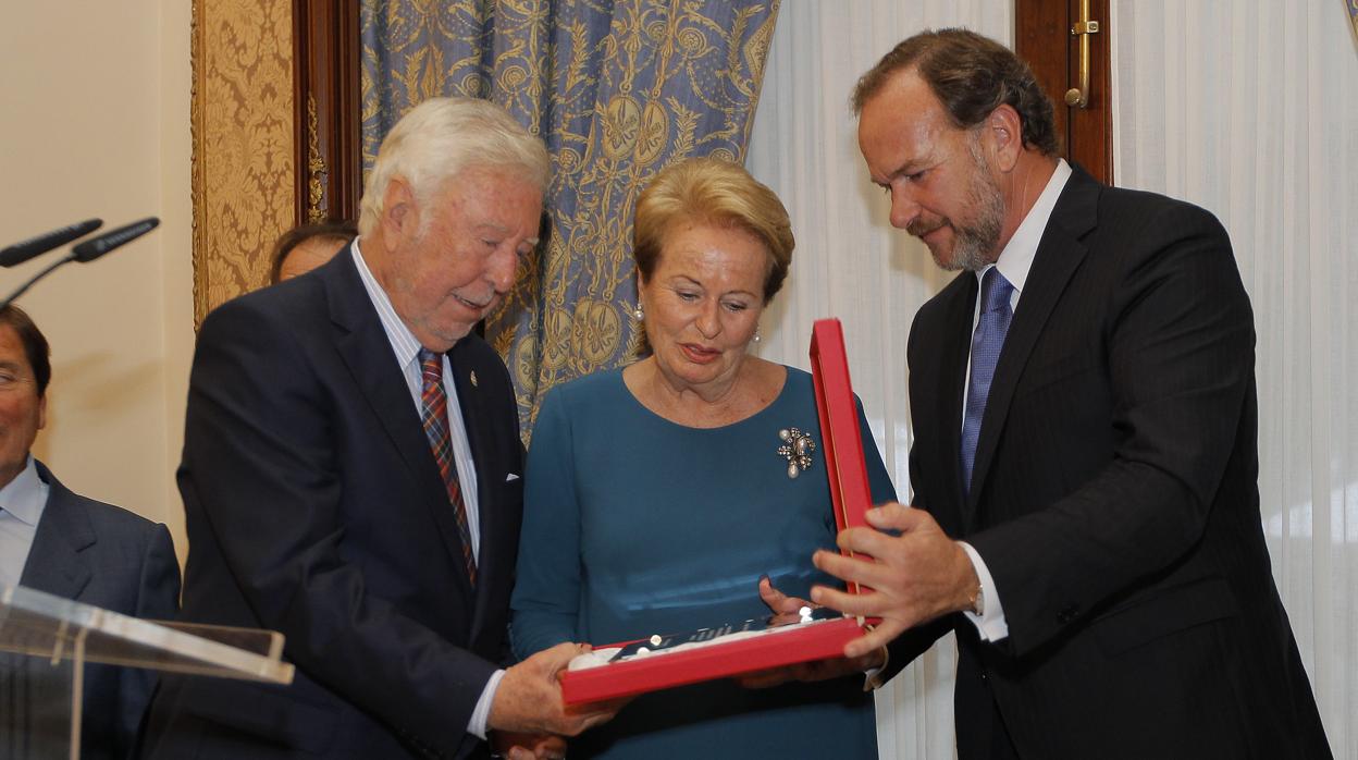 José Luis García Palacios junto a su esposa y su hijo, en un homenaje en Sevilla