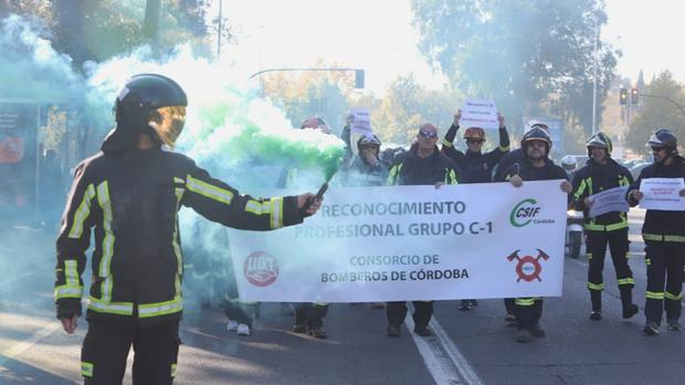 Los bomberos del Consorcio Provincial de Córdoba salen a la calle para pedir más personal y medios
