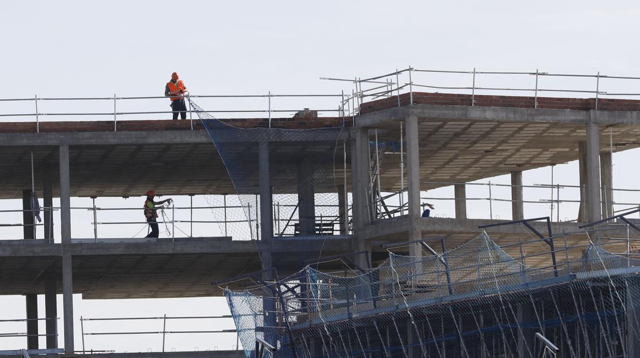 Dos trabajadores en la obra de un edificio en construcción