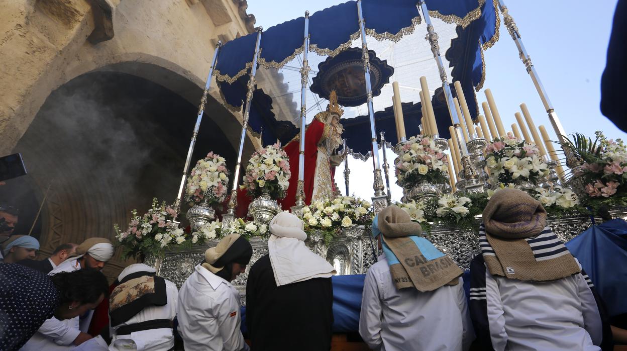 Nuestra Señora de la Palma sale de la parroquia de San Lorenzo Mártir el Domingo de Ramos del 2017