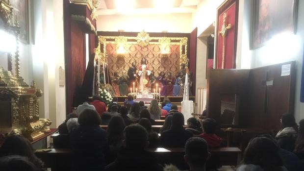 Un día con el Señor: jóvenes y mayores adoran al Santísimo en la capilla de la Cena de Córdoba