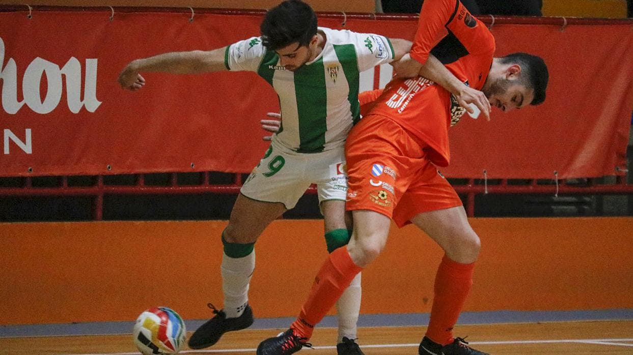 El ala del Córdoba CF Futsal realiza un regate en Lugo