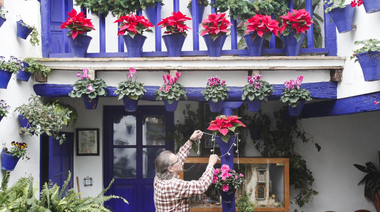 Un vecino coloca flores de Pascua en San Juan de Palomares