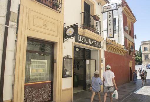 Turistas paseando por el Casco Histórico de la ciudad