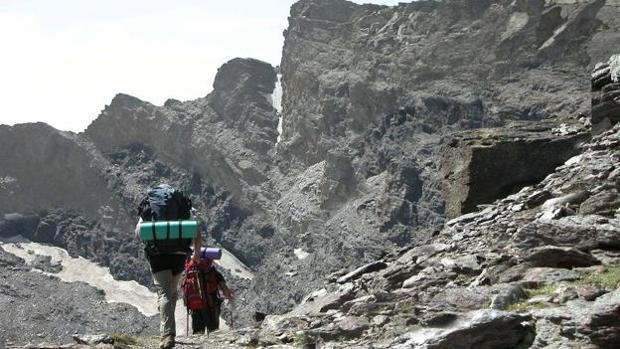 Muere un montañero tras sufrir una caída en una ruta por los Corrales del Veleta, en Sierra Nevada