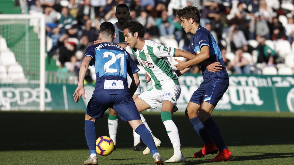 Quim Araujo ante Javi Flores, en un momento del Córdoba CF-Elche CF