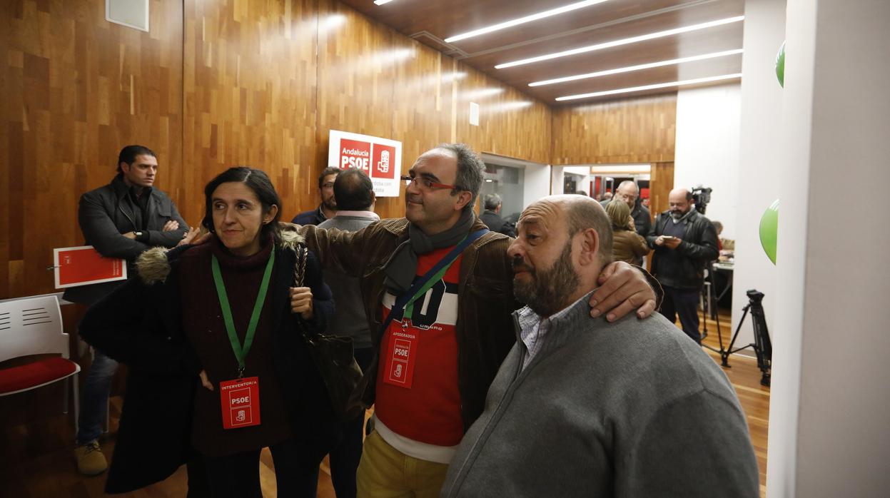 Tres interventores del PSOE, ayer en la sede del PSOE de Córdoba, tras conocerse los resultados