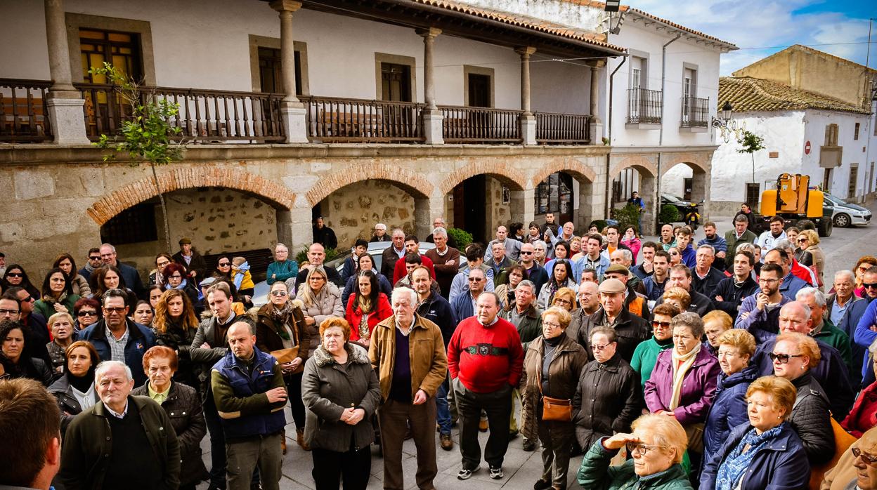 Concentración en Dos Torres contra las agresiones a los veterinarios