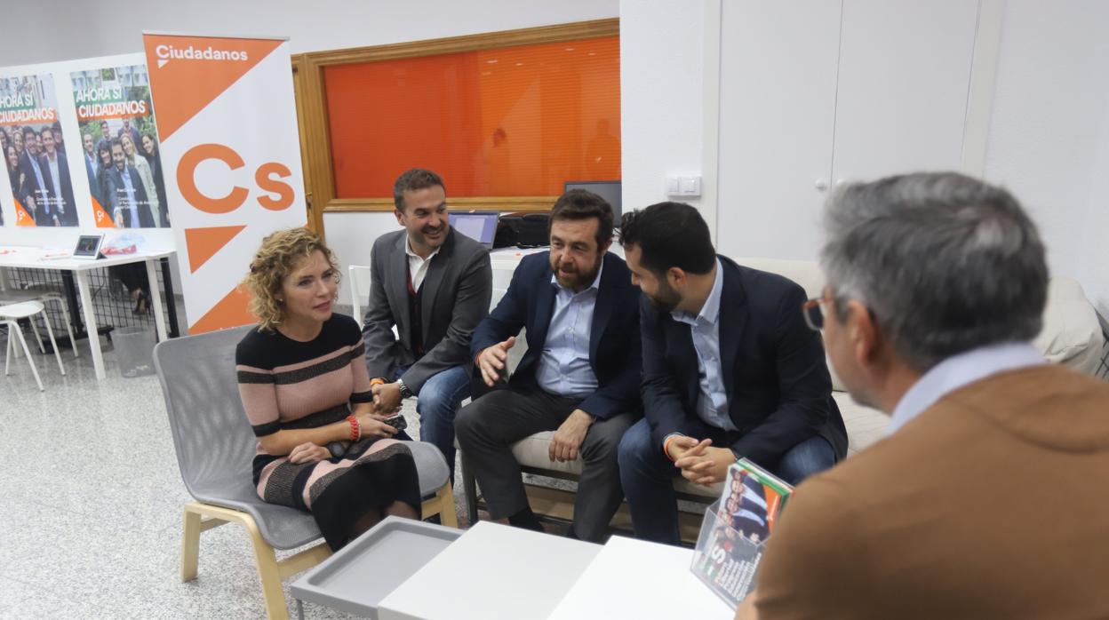 Marcial Gómez, Miguel Gutiérrez y Fran Carrillo, en la sede de Ciudadanos en Córdoba