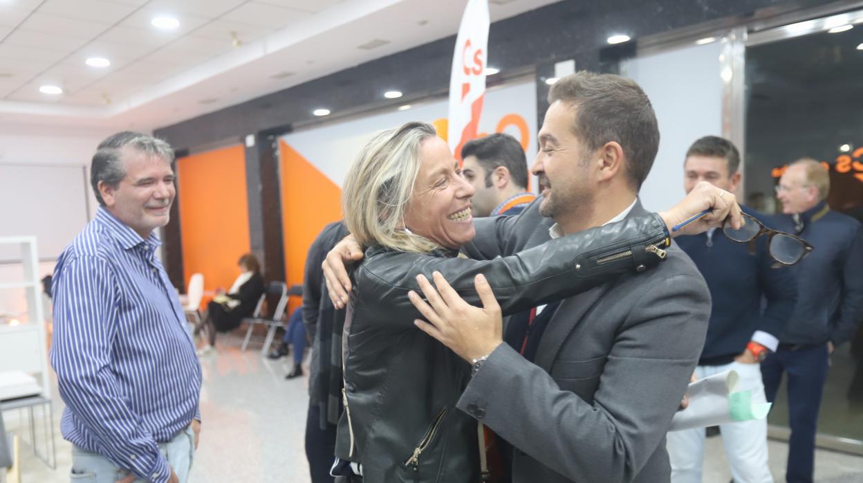 Isabel Albás, reelegida parlamentaria de Ciudadanos por Córdoba, abraza al diputado Marcial Gómez