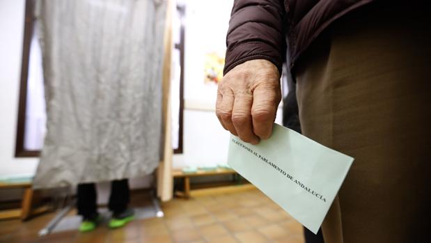 Sondeo elecciones andaluzas: Vox logra un escaño por Córdoba y PP y PSOE pierden al menos un diputado