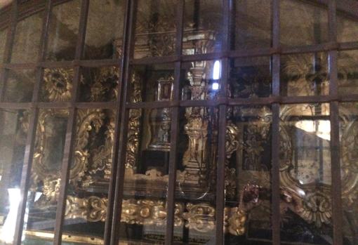 Relicario que guarda la Santa Espina en la capilla de la hermandad de Ánimas