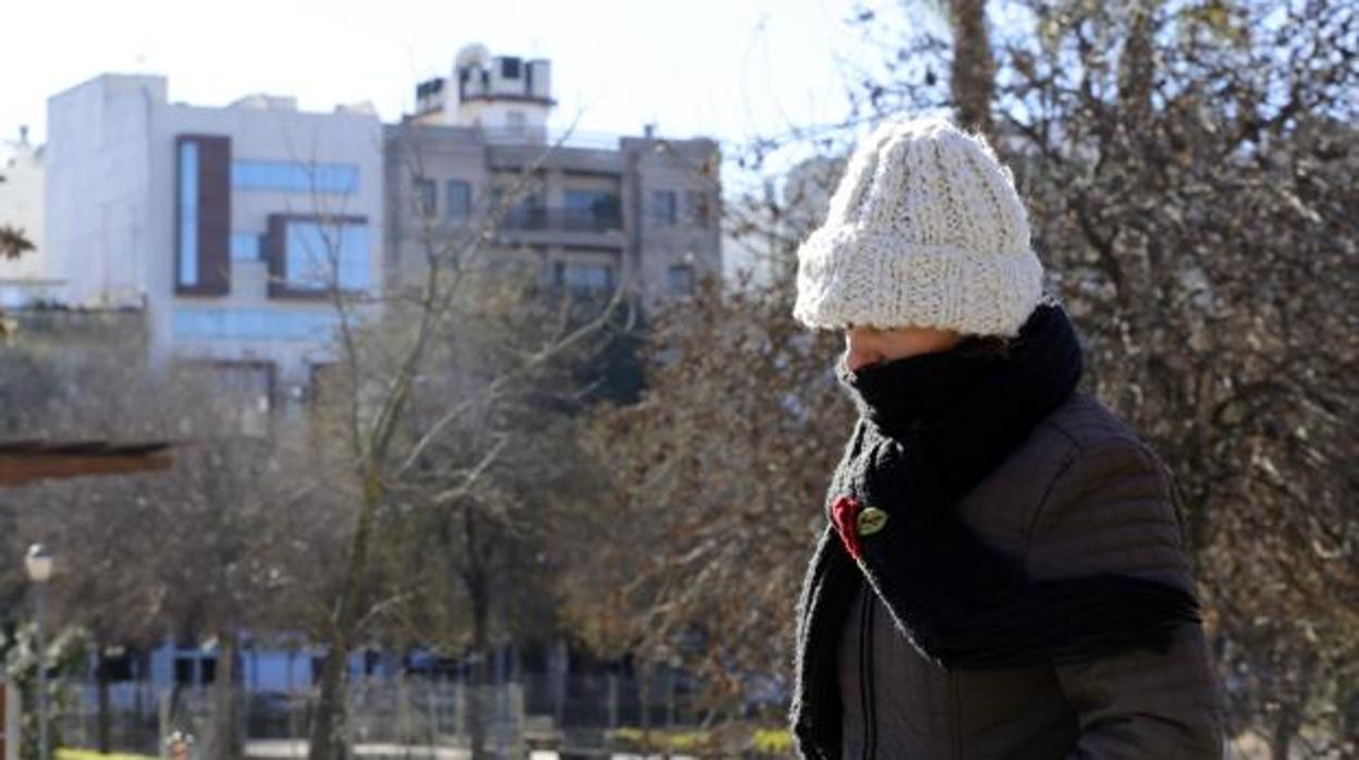 Una mujer paseando por Córdoba abrigada