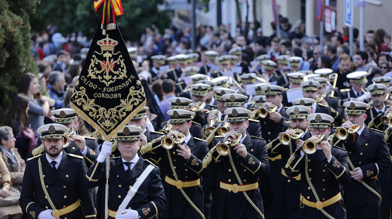 Banda de cornetas y tambores Caído y Fuensanta de Córdoba tocando el Jueves Santo en Córdoba