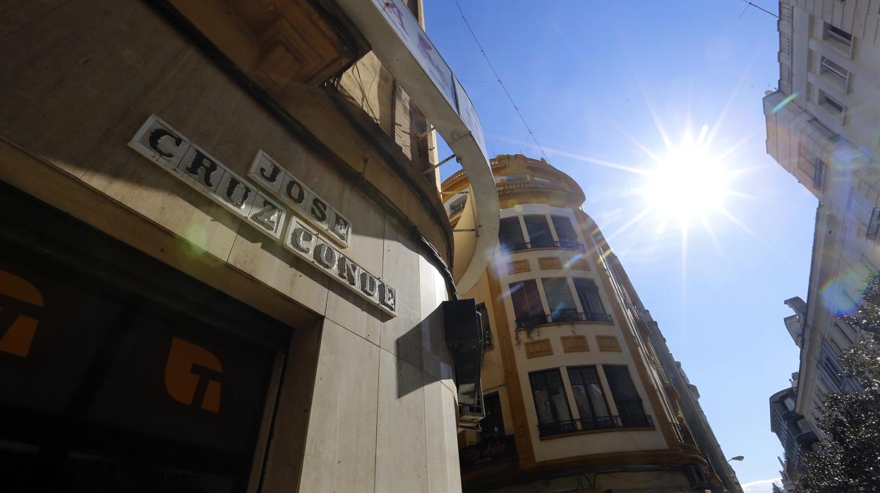 Calle José Cruz Conde, que cambiará su rótulo, en el Centro de Córdoba