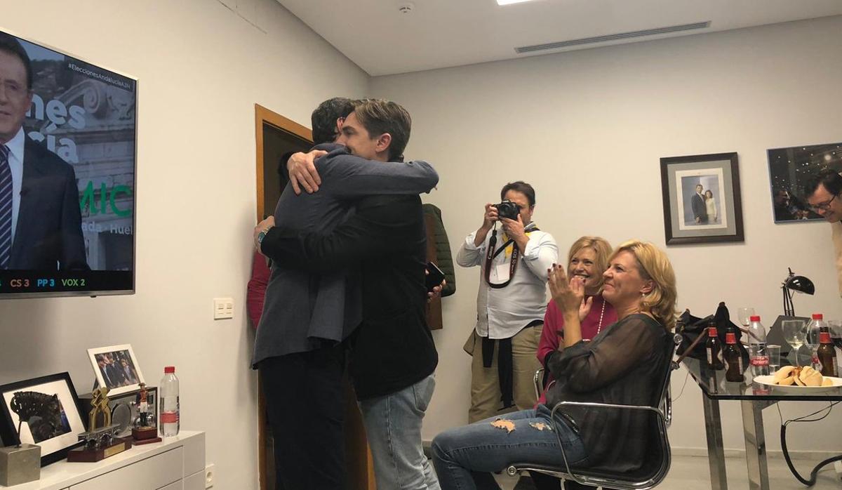 Moreno abraza a Sanmartín tras conocer los resultados el pasado domingo