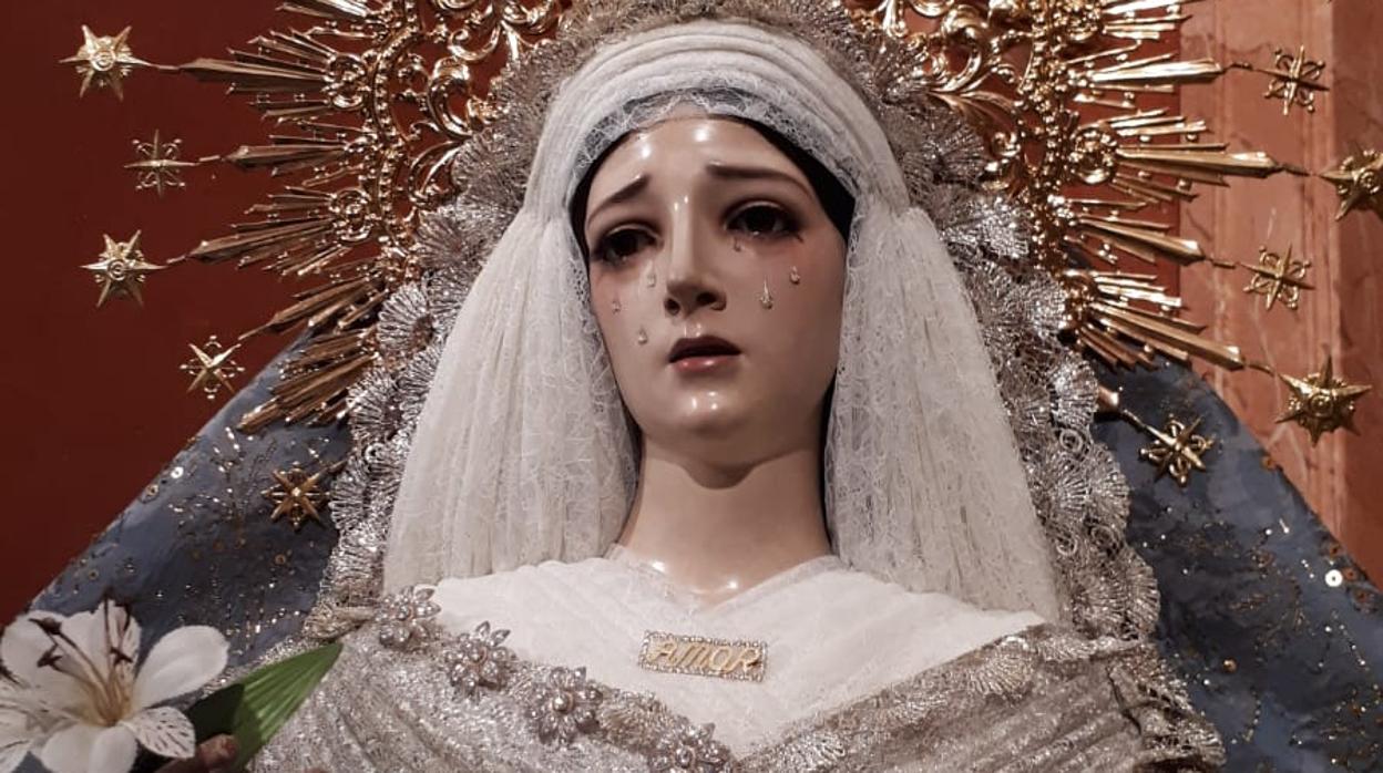 María Santísima del Amor, de la hermandad de la Pasión, ataviada para el tiempo de Adviento