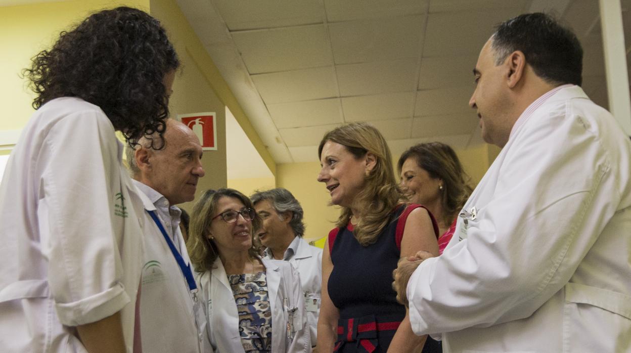 La consejera de Salud, Marina Álvarez, en la visita el Hospital Virgen del Rocío de Sevilla