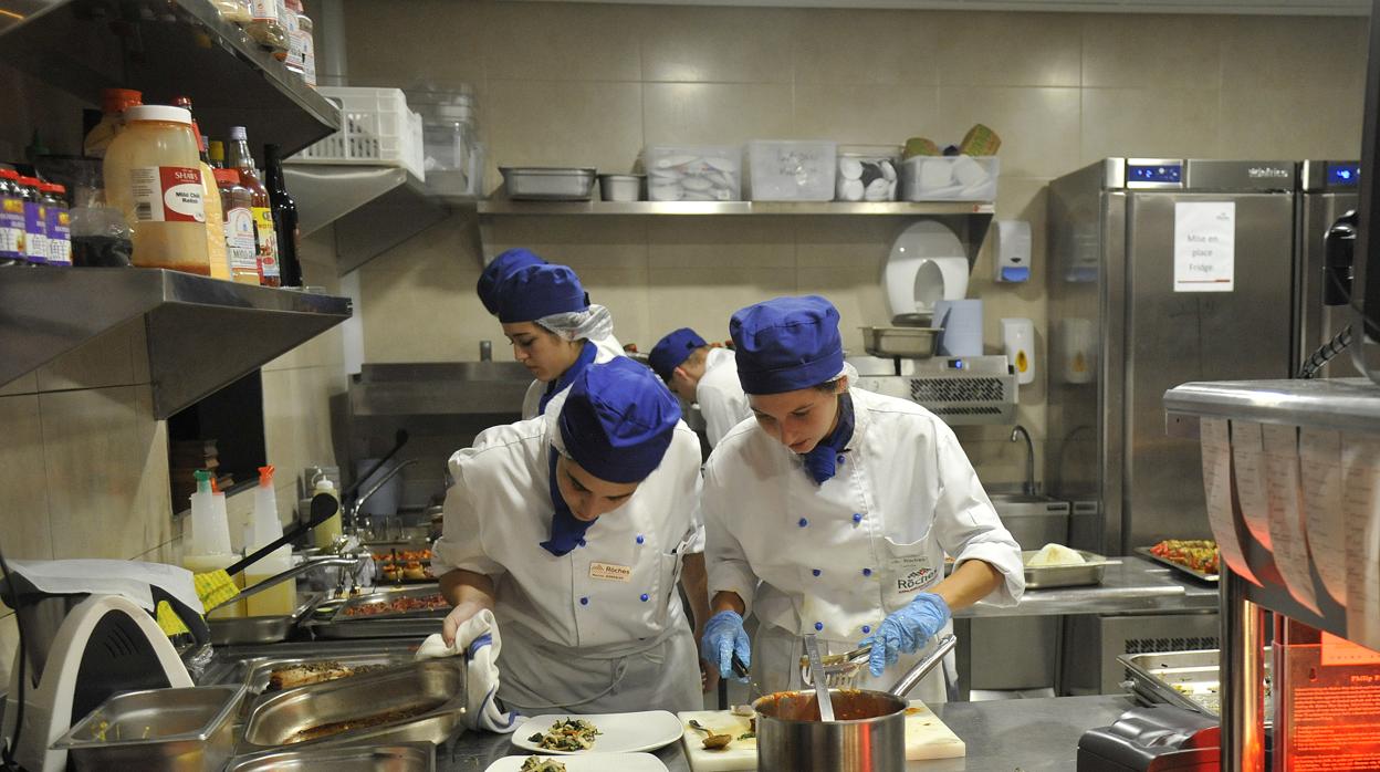 Trabajadores en los fogones de una cocina