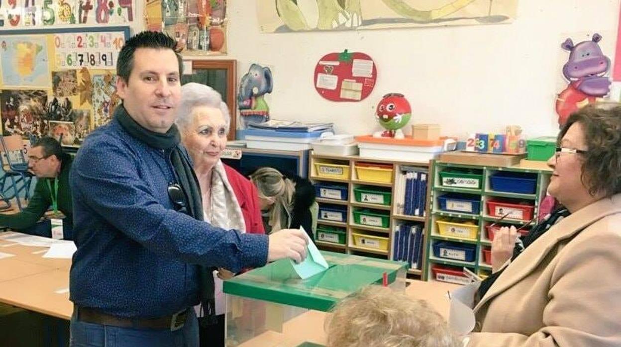 El alcalde de Peñarroya-Pueblonuevo, José Ignacio Expósito, el domingo votando