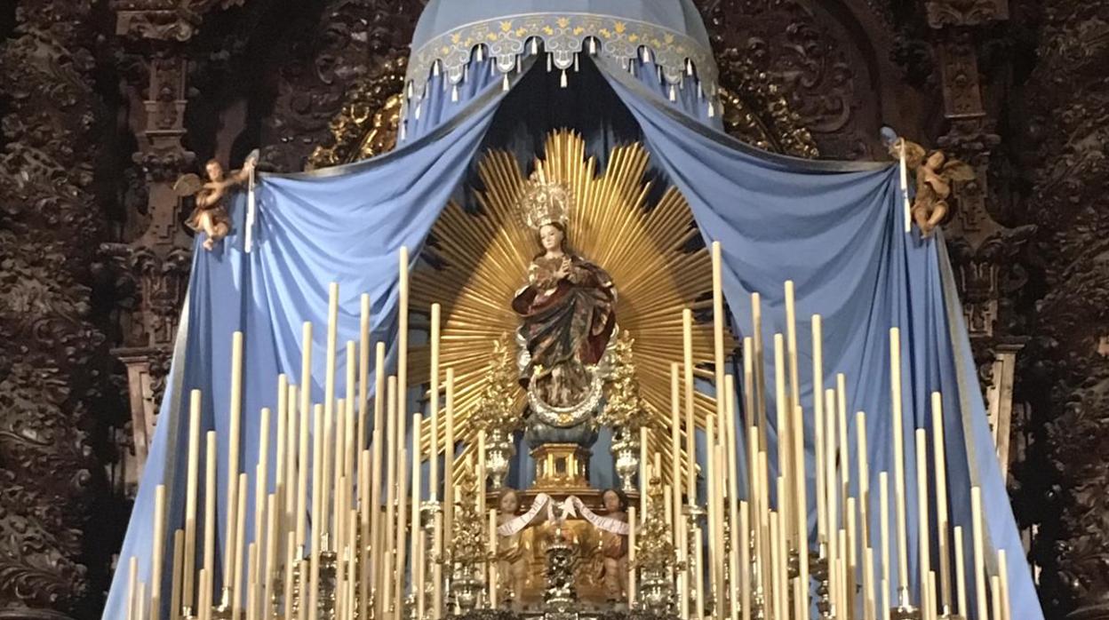 La imagen de la Inmaculada Concepción preside el altar montado en su honor por el Santo Sepulcro