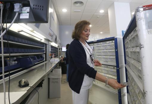 Imagen de una trabajadora del área de Farmcia del Hospital Reina Sofía de Córdoba