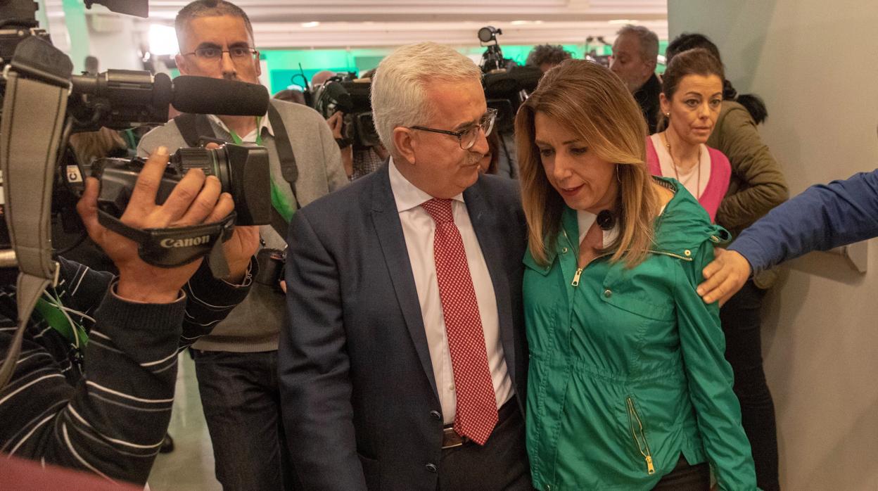 Susana Díaz con el vicepresidente Jiménez Barrios en la noche electoral tras conocerse los resultados