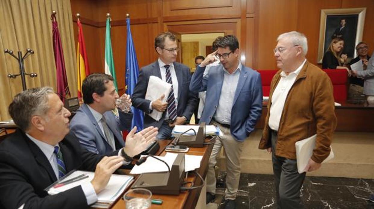 El viceportavoz muncicipal del PP dialoga con el primer teniente de alcalde (IU) y el edil de Presidencia (PSOE)