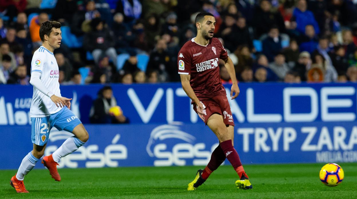 Álex Vallejo realiza un pase el domingo ante el Zaragoza en La Romareda