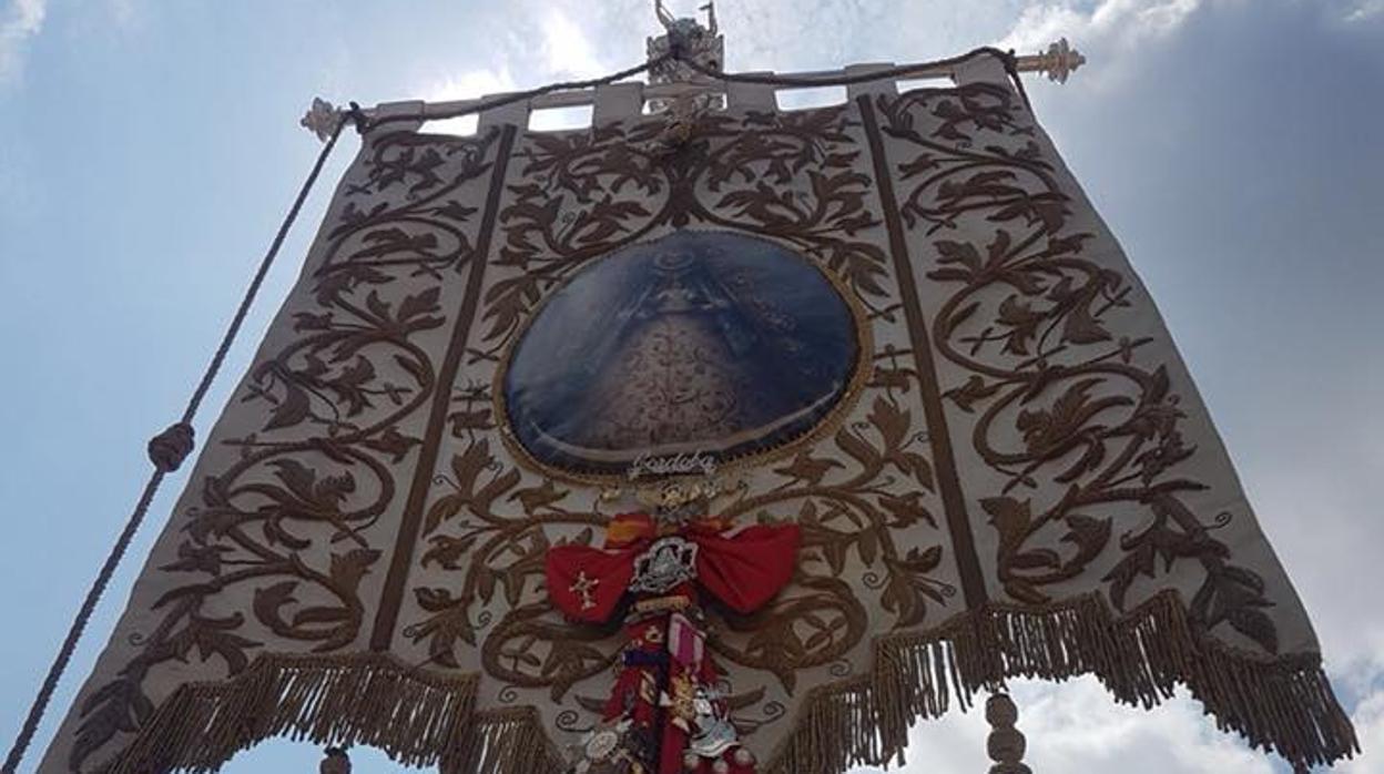 Simpecado de la hermandad del Rocío de Córdoba, en la Aldea del Rocío durante su peregrinación