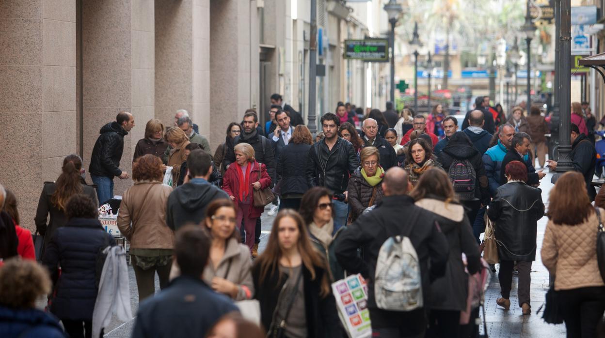 Peatones por una de las calles comerciales del Centro