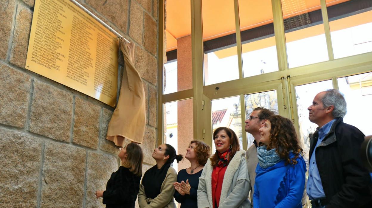 La alcaldesa, ayer descubriendo la placa de homenaje a trabajadores represaliados por el franquismo